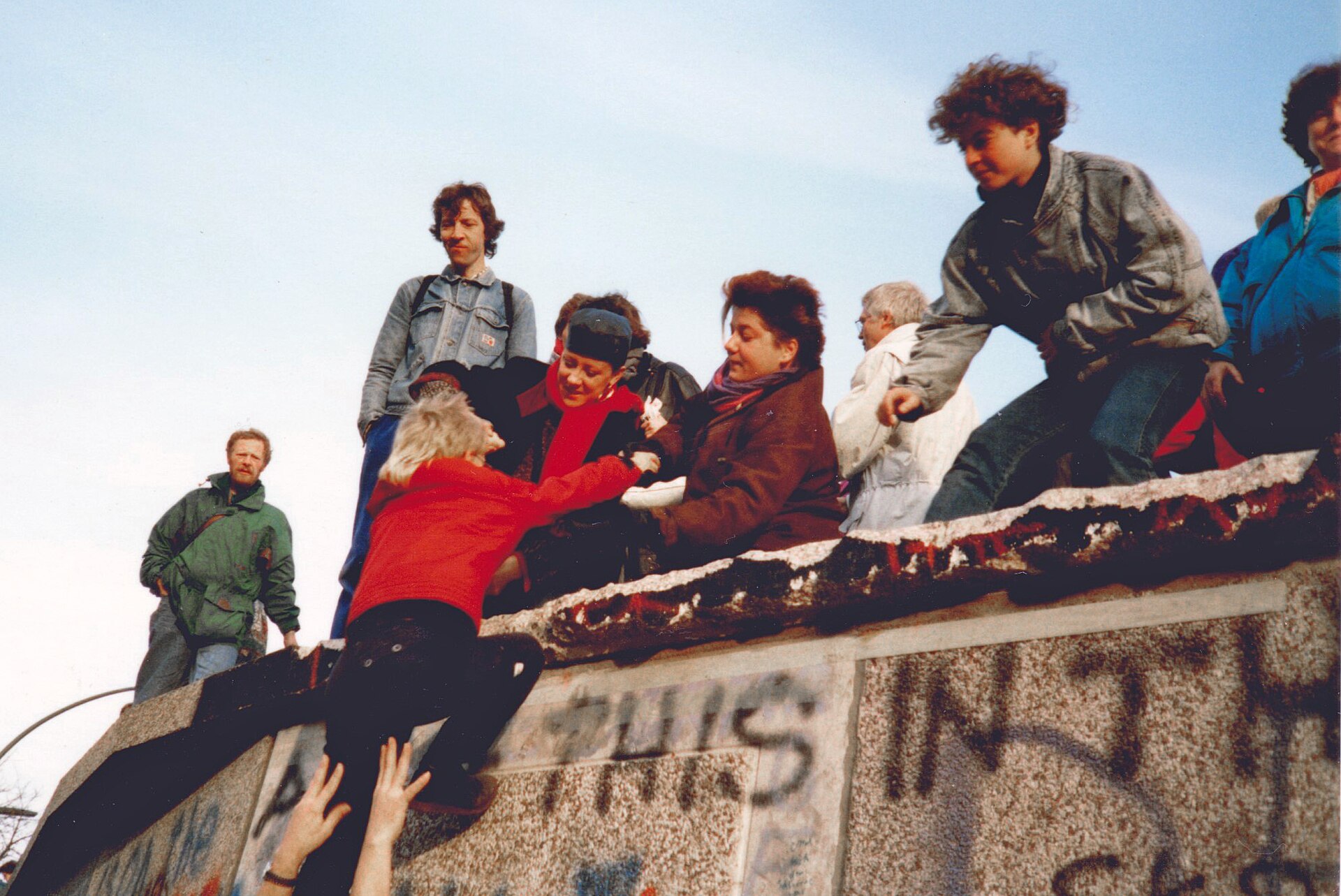 November 1989, mensen klimmen op en over de Berlijnse Muur na de val van de muur, https://commons.wikimedia.org/wiki/File:Berlin-Mauerfall-2-10-November-1989.jpg