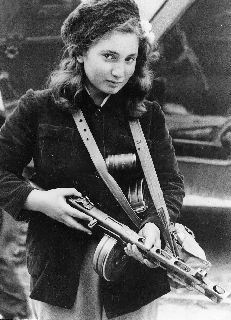 15-jarige Hongaarse Szeles Erika tijdens de Hongaarse Opstand in 1956, https://commons.wikimedia.org/wiki/File:Szeles_Erika_-_Hungarian_Revolution_of_1956_-_Budapest_(Anders_Engman).jpg