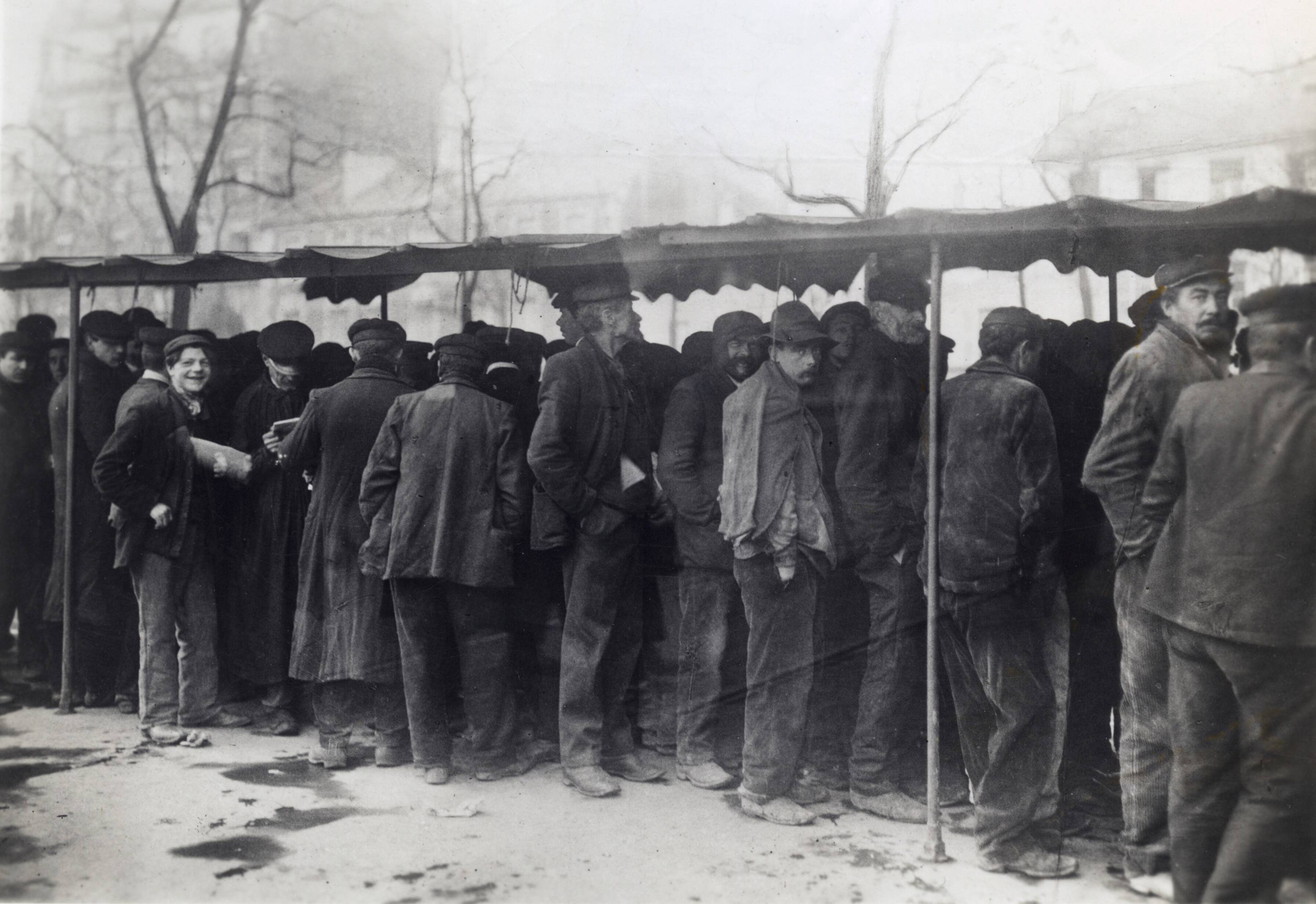 Rij van werkloze mannen in Frankrijk, http://hdl.handle.net/10648/35429da6-d02e-a382-e063-6df0900a6686