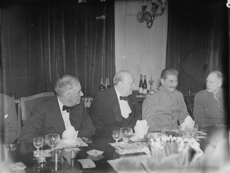 Roosevelt, Churchill en Stalin aan tafel in Teherán, https://commons.wikimedia.org/wiki/File:RooseveltChurchillStalinConferenciaDeTeher%C3%A1n--A_020732.jpg
