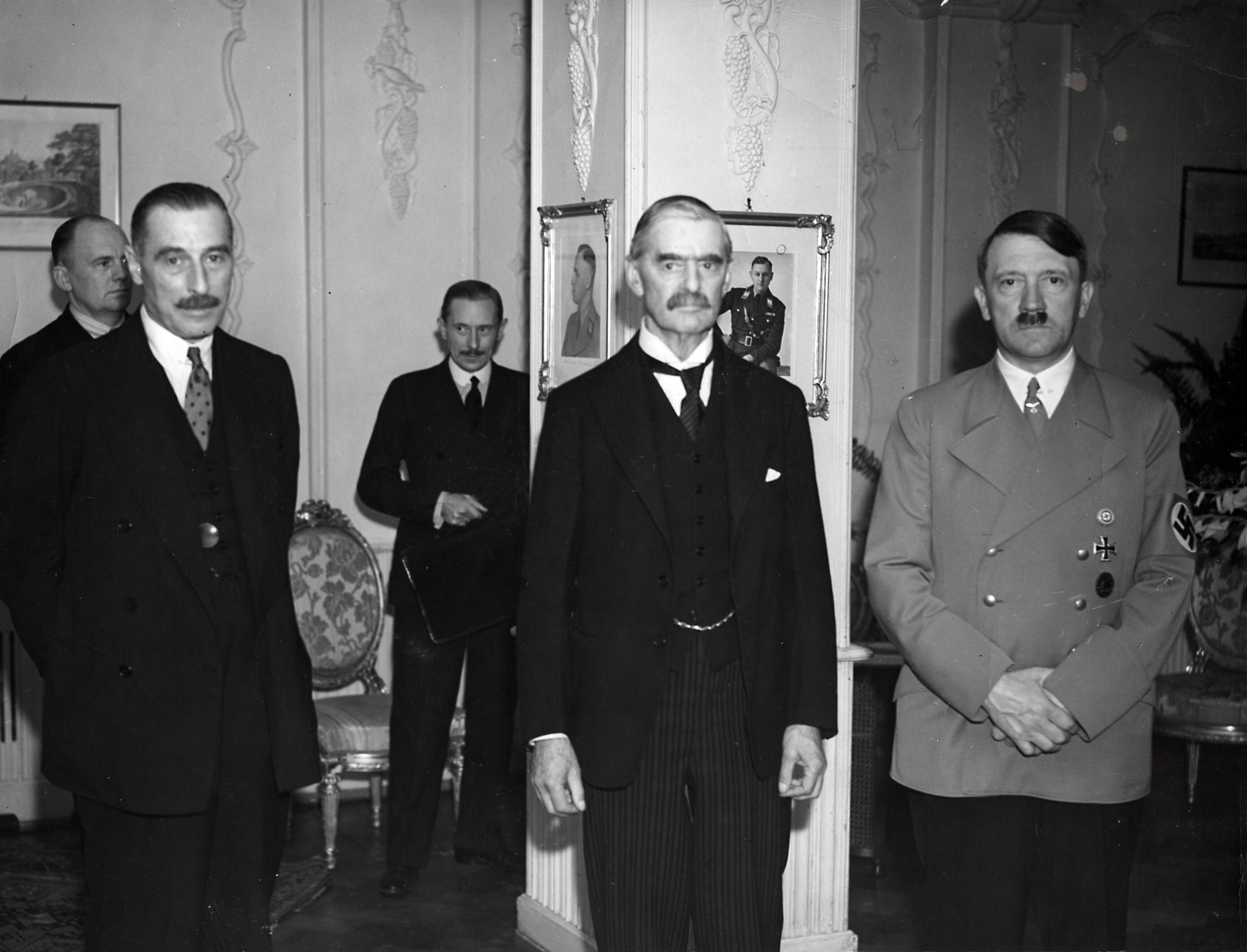 Adolf Hitler naast de Engelse Minister President Neville Chamberlain tijdens hun ontmoeting in Rheinhotel Dreesen met als onderwerp Sudetenland, http://hdl.handle.net/10648/35429da6-2ca9-a382-e063-6df0900a6686.