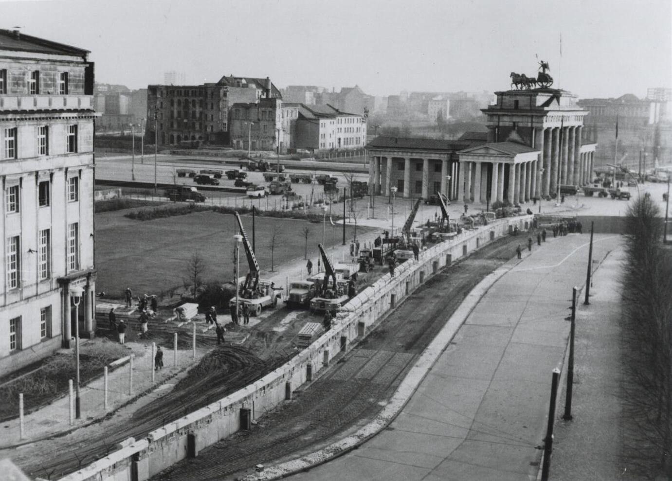 Versterking van de Berlijnse Muur in 1961, https://commons.wikimedia.org/wiki/File:Berlin_Wall_Reinforced_306-bn-104-1_(cropped).jpg