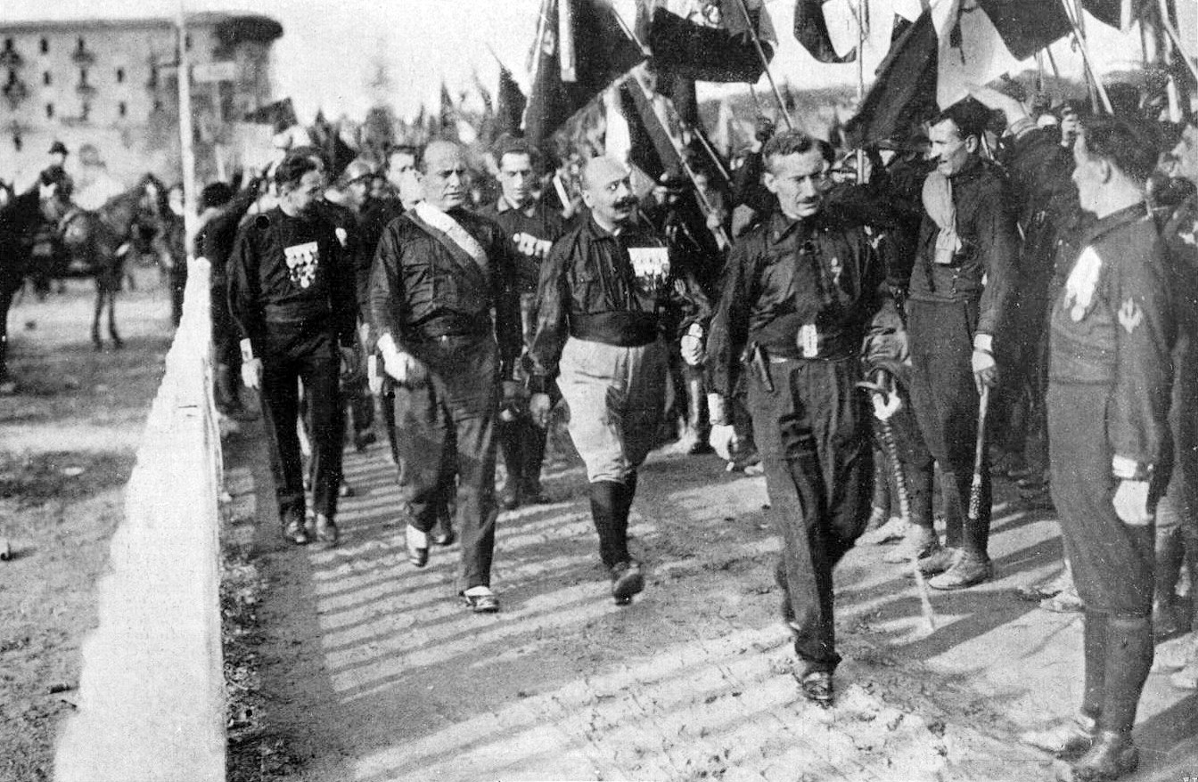 Mussolini en zwarthemden tijdens de Mars op Rome, https://commons.wikimedia.org/wiki/File:Naples_Fascist_rally_on_24_October_1922_(2).jpg