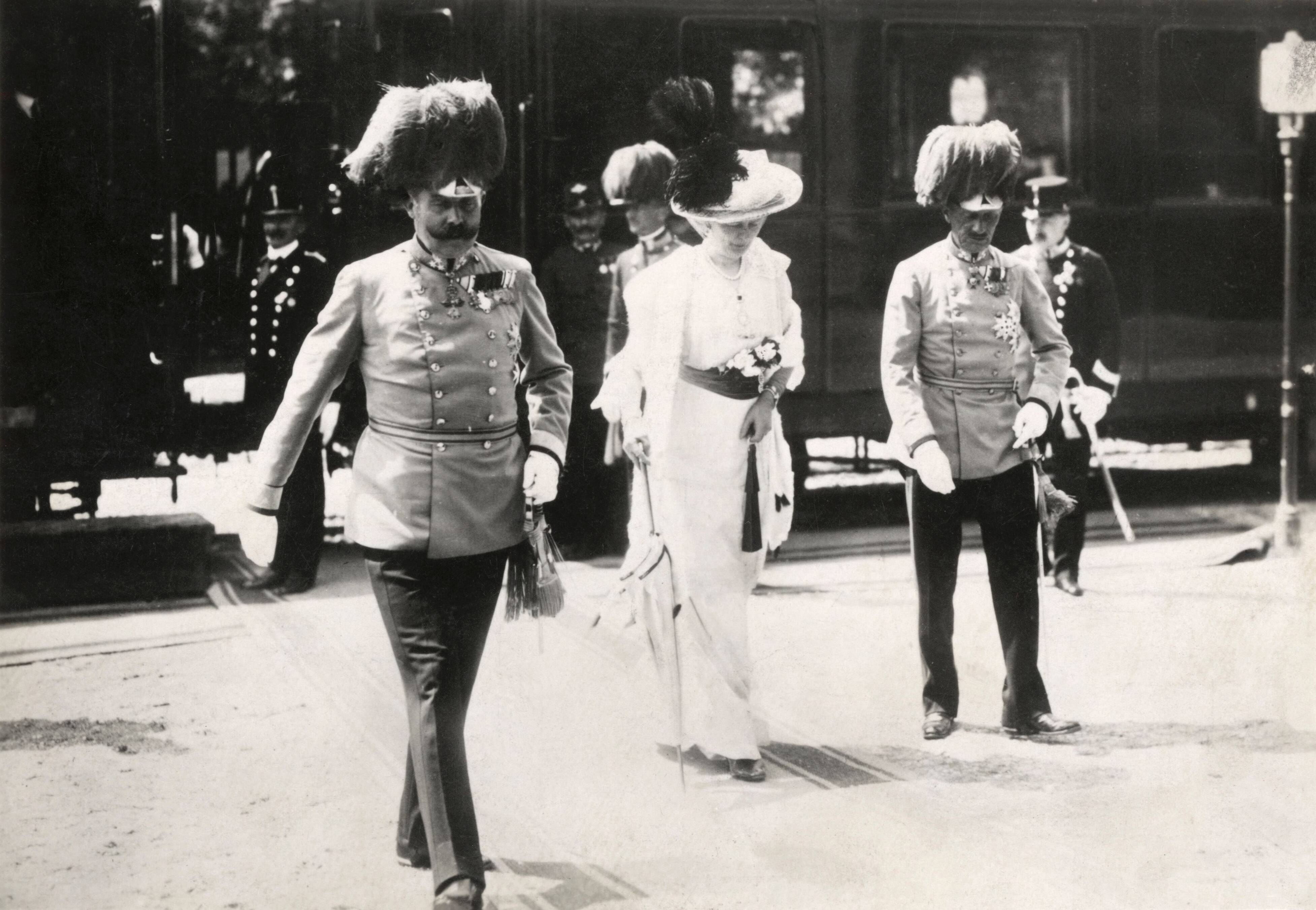 Links: Franz Ferdinand in Sarajevo, 1914. http://hdl.handle.net/10648/35429da6-92b4-a382-e063-6df0900a6686.
