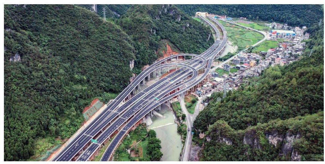 Een nieuw aangelegde snelweg op het Chinese platteland