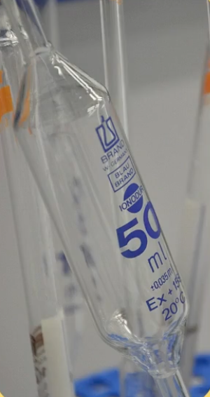 Een glazen volpipet, gekalibreerd om een exact volume van 10,00 mL af te leveren, met een markering voor de meniscus.