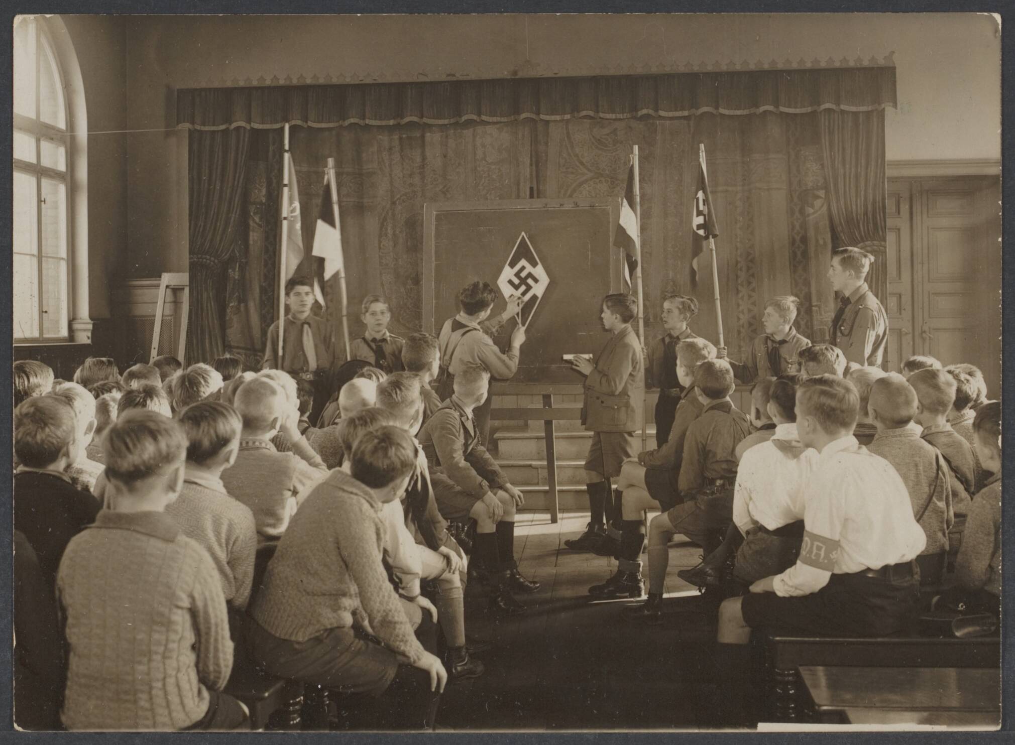 Hitlerjugend, http://hdl.handle.net/10648/deeb3864-4d80-1d64-6c61-f302146863e1