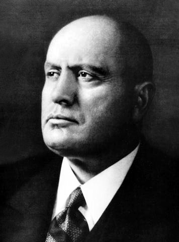 Benito Mussolini, https://commons.wikimedia.org/wiki/File:Mussolini_biografia.jpg