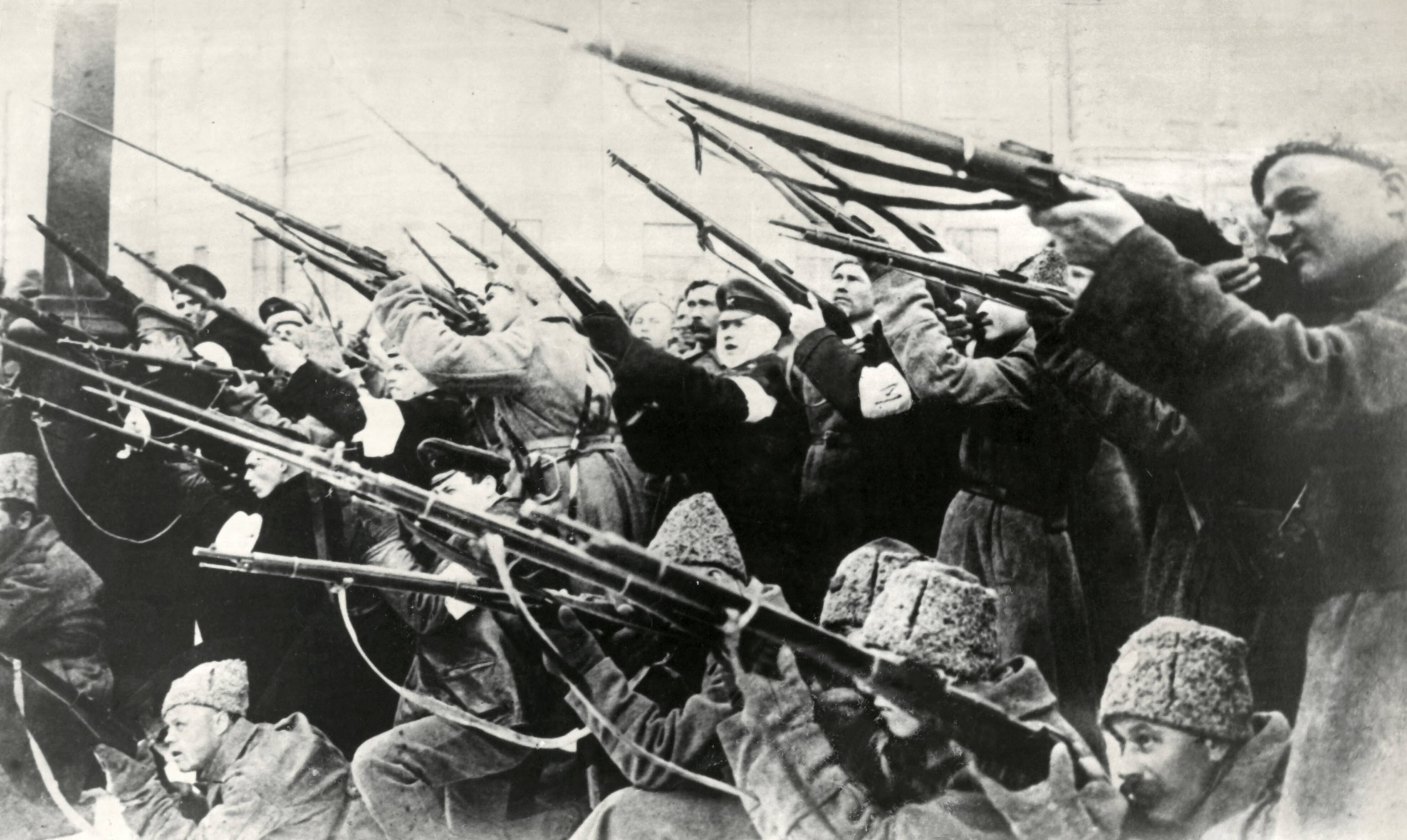 Groep Bolsjewieken met geweren in de aanslag in Moskou, 1917, http://hdl.handle.net/10648/35429da6-cbbc-a382-e063-6df0900a6686