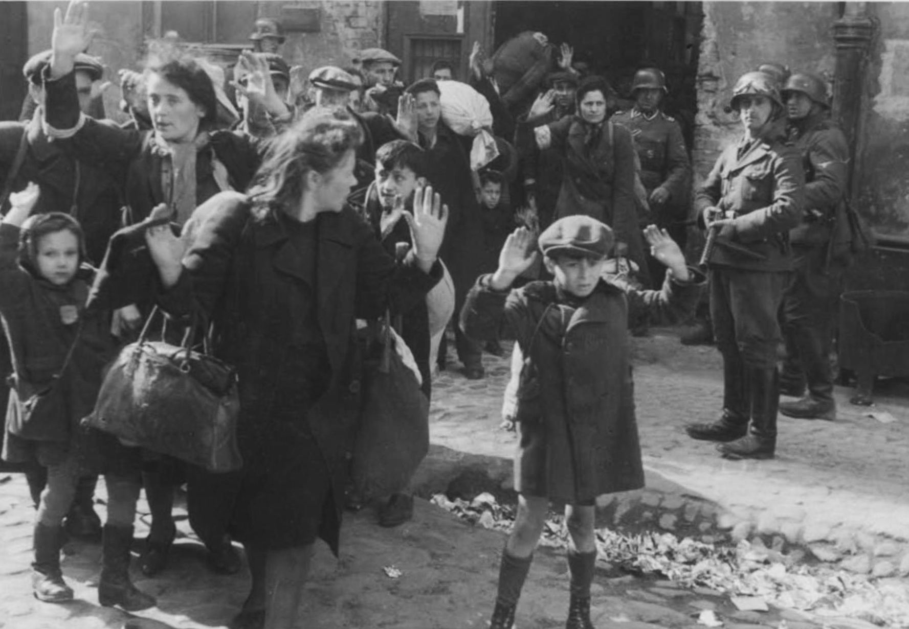 Foto genomen in het Warschau-getto, https://commons.wikimedia.org/wiki/File:Stroop_Report_-_Warsaw_Ghetto_Uprising_06c.jpg