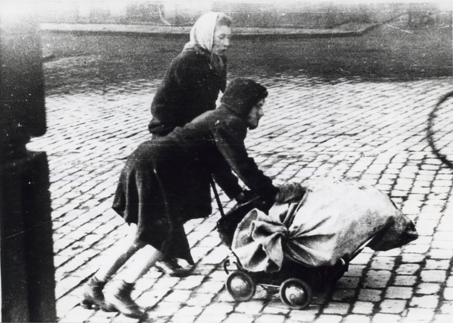 Op hongertocht met een zak eten op een kinderwagentje tijdens de Hongerwinter, https://commons.wikimedia.org/wiki/File:Hongertocht_1944.jpg