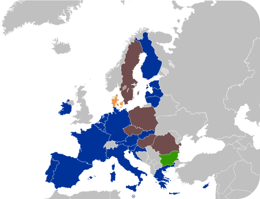 Afbeelding 1: kaart van de EU-landen die de euro voeren (blauw), EU-landen die de euro niet voeren (bruin) en landen die de euro willen voeren (groen)