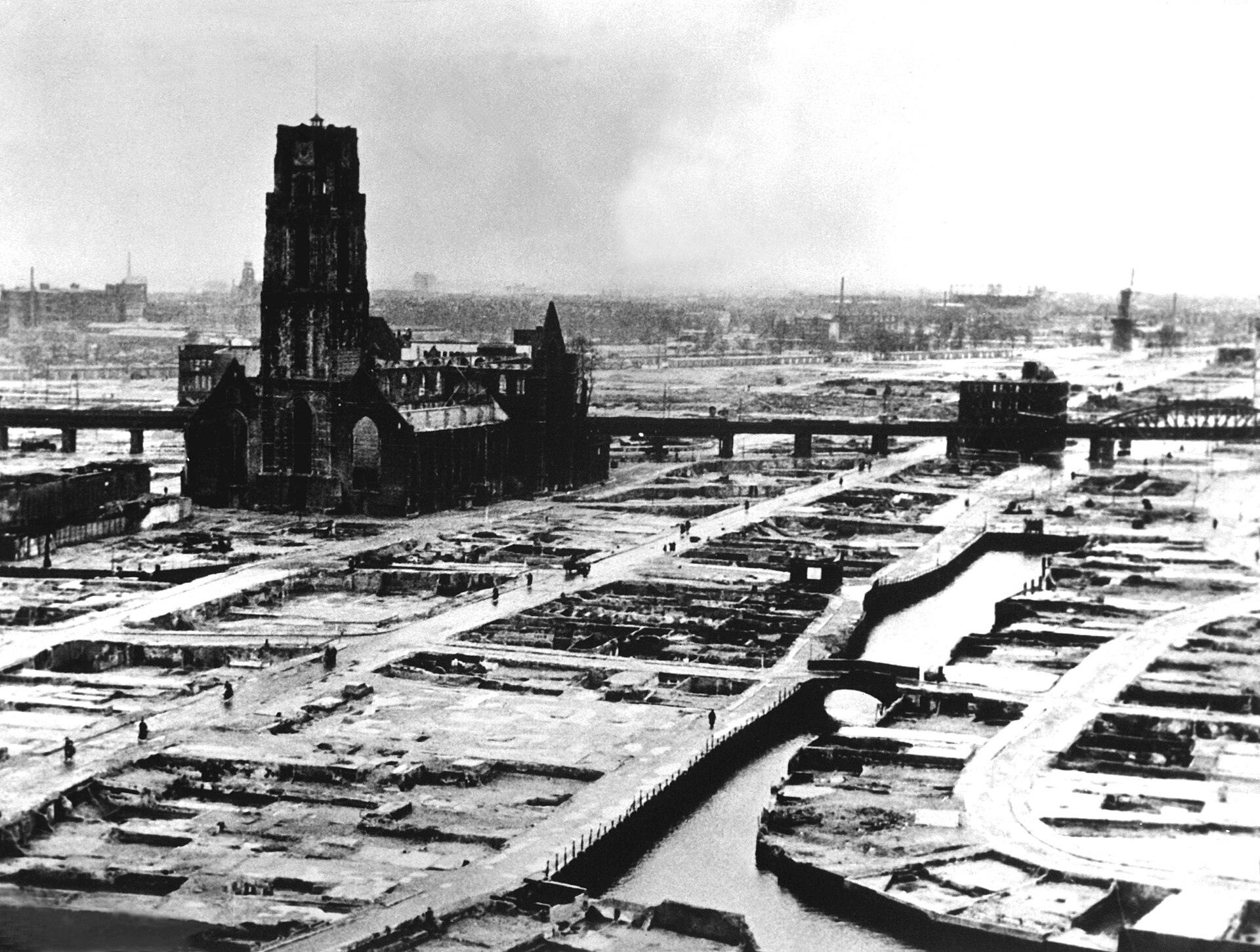 Rotterdam na het bombardement (en puinruiming) met de ruïne van de Laurenskerk, https://commons.wikimedia.org/wiki/File:Rotterdam,_Laurenskerk,_na_bombardement_van_mei_1940.jpg