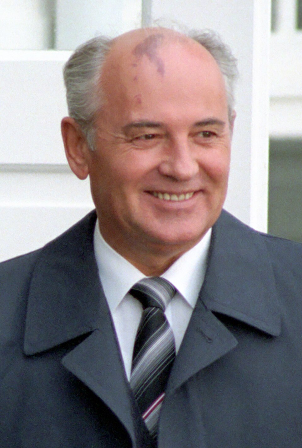 Michail Gorbatsjov, https://commons.wikimedia.org/wiki/File:Mikhail_Gorbachev,_Reykjav%C3%ADk_summit,_1986.jpg