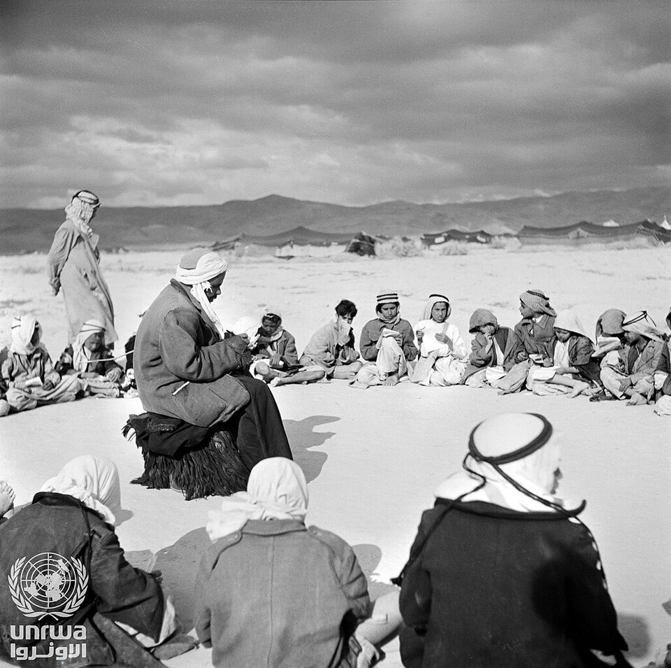 Openluchtles voor Palestijnse vluchtelingen na de Nakba, https://commons.wikimedia.org/wiki/File:After_the_exodus_(Nakba),_the_first_school_classes_in_Jericho_were_held_in_the_open_air.jpg