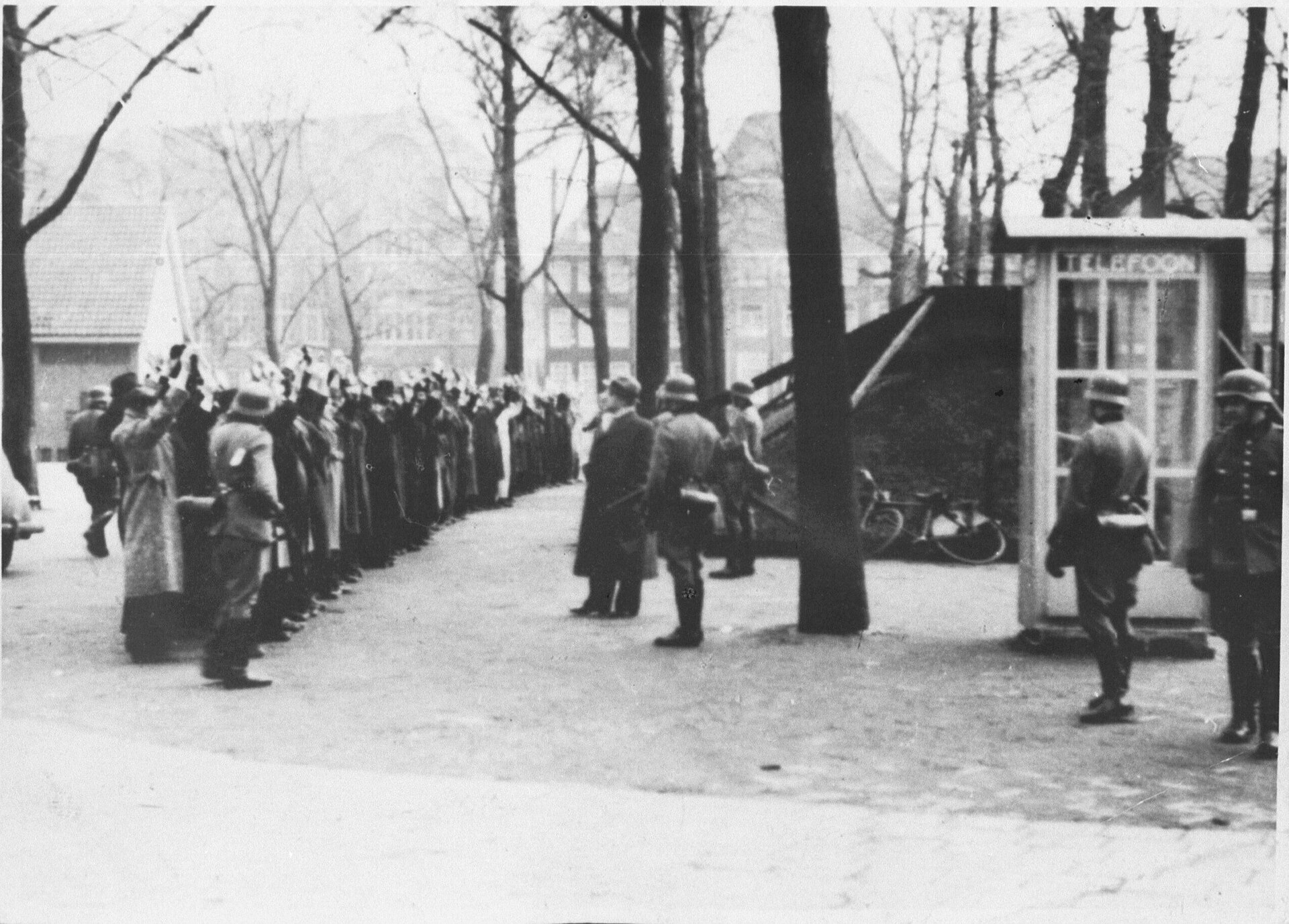 Razzia op Joden in Nederland, https://commons.wikimedia.org/wiki/File:Razzia_februari_1941_meijerplein.jpg
