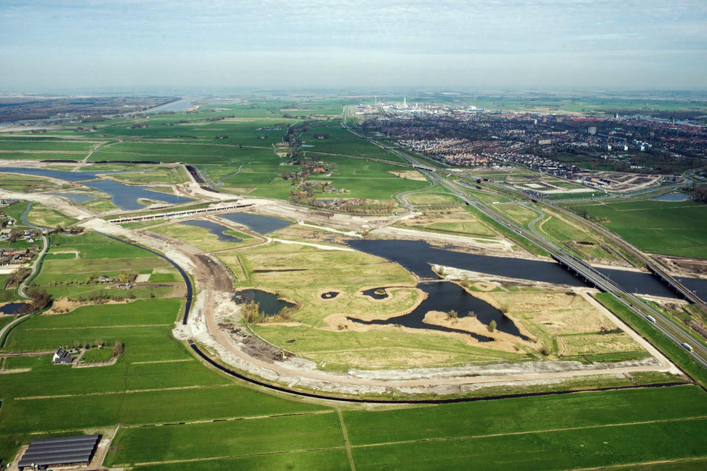 Het Reevediep met Kampen op de achtergrond