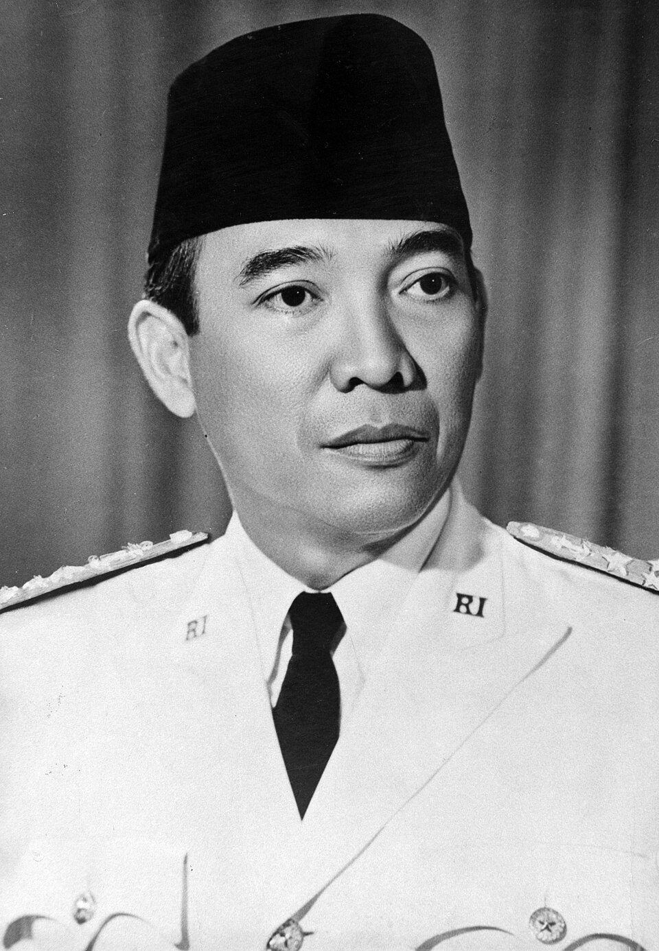 Portret foto van president Soekarno, https://commons.wikimedia.org/wiki/File:Presiden_Sukarno.jpg