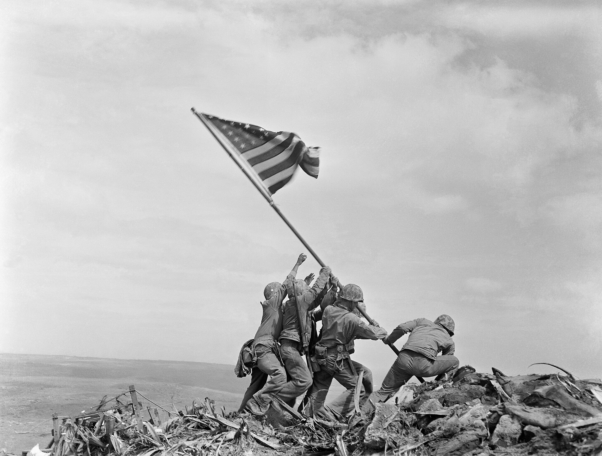 Vlagplanting op Iwo Jima, https://commons.wikimedia.org/wiki/File:Raising_the_Flag_on_Iwo_Jima,_larger_-_edit1.jpg