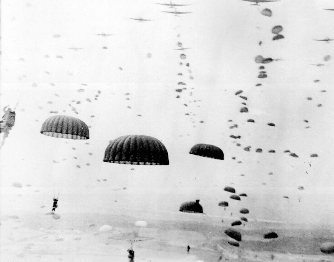 Parachutisten openen hun parachutes tijdens de operaties van het 1e Geallieerde Luchtlandingsleger in Nederland. September 1944, https://commons.wikimedia.org/wiki/File:Waves_of_paratroops_land_in_Holland.jpg