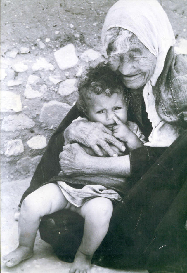 Palestijnse vluchtelingen als gevolg van de Nakba, https://commons.wikimedia.org/wiki/File:Oldwoman_cry_baby_nakba.jpg