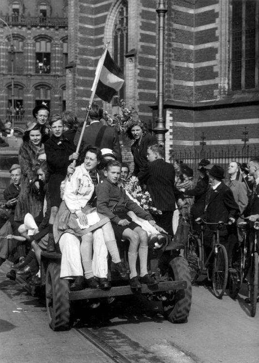 Bevrijding van Amsterdam, 8 mei 1945, https://commons.wikimedia.org/wiki/File:BevrijdingAmsterdam1945.jpg