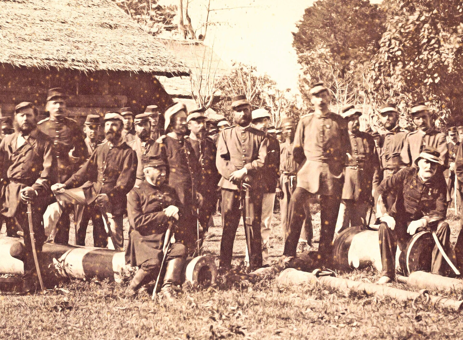 Begin van de Atjeh-oorlog: de generale staf van de tweede Atjeh-expeditie voor de Kraton, https://commons.wikimedia.org/wiki/File:Voor-de-Kraton2.jpg