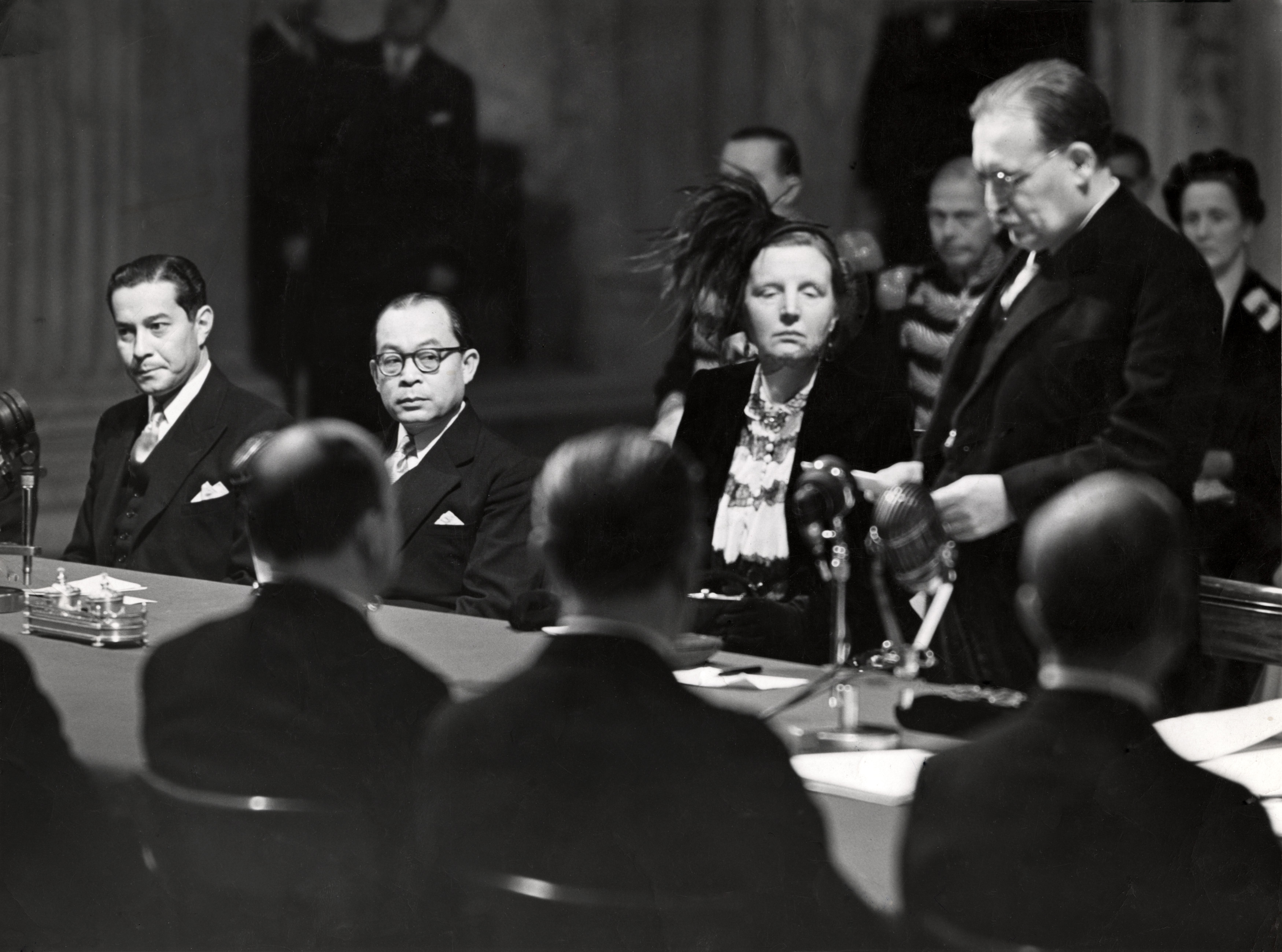 Sultan Hamid II, Mohammed Hatta, koningin Juliana en Willem Drees tijdens het tekenen van de soevereiniteitsoverdracht aan Indonesië, http://hdl.handle.net/10648/35429da7-77b9-a382-e063-6df0900a6686