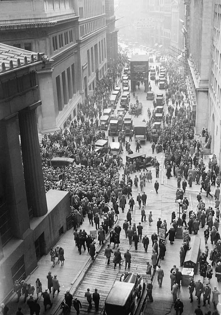 Een mensenmenigte voor het gebouw van de New York Stock Exchange na de beurskrach, https://commons.wikimedia.org/wiki/File:Crowd_outside_nyse.jpg