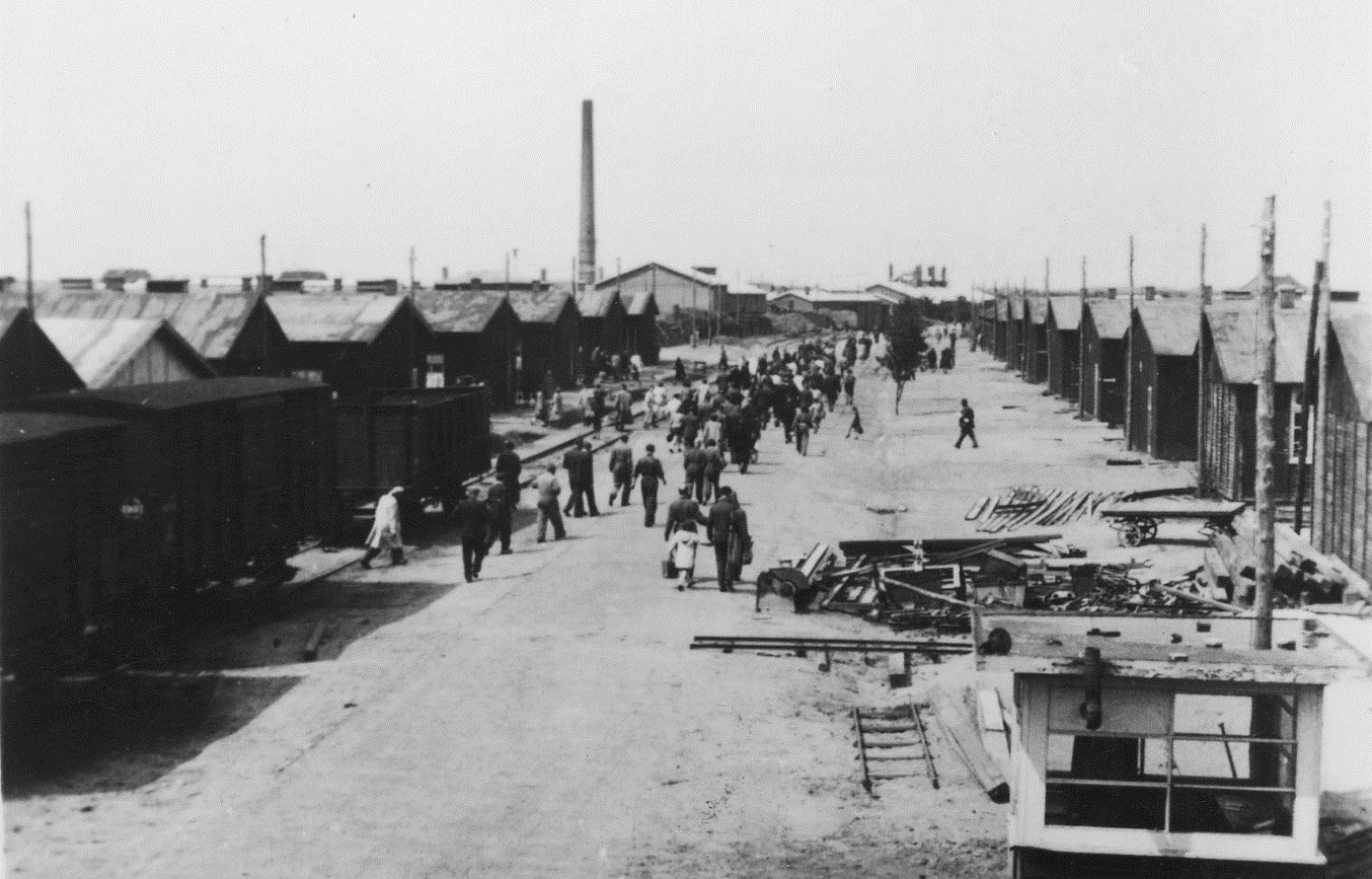 Foto van kamp Westerbork, https://commons.wikimedia.org/wiki/File:Boulevard_des_Mis%C3%A8res_Westerbork.jpg