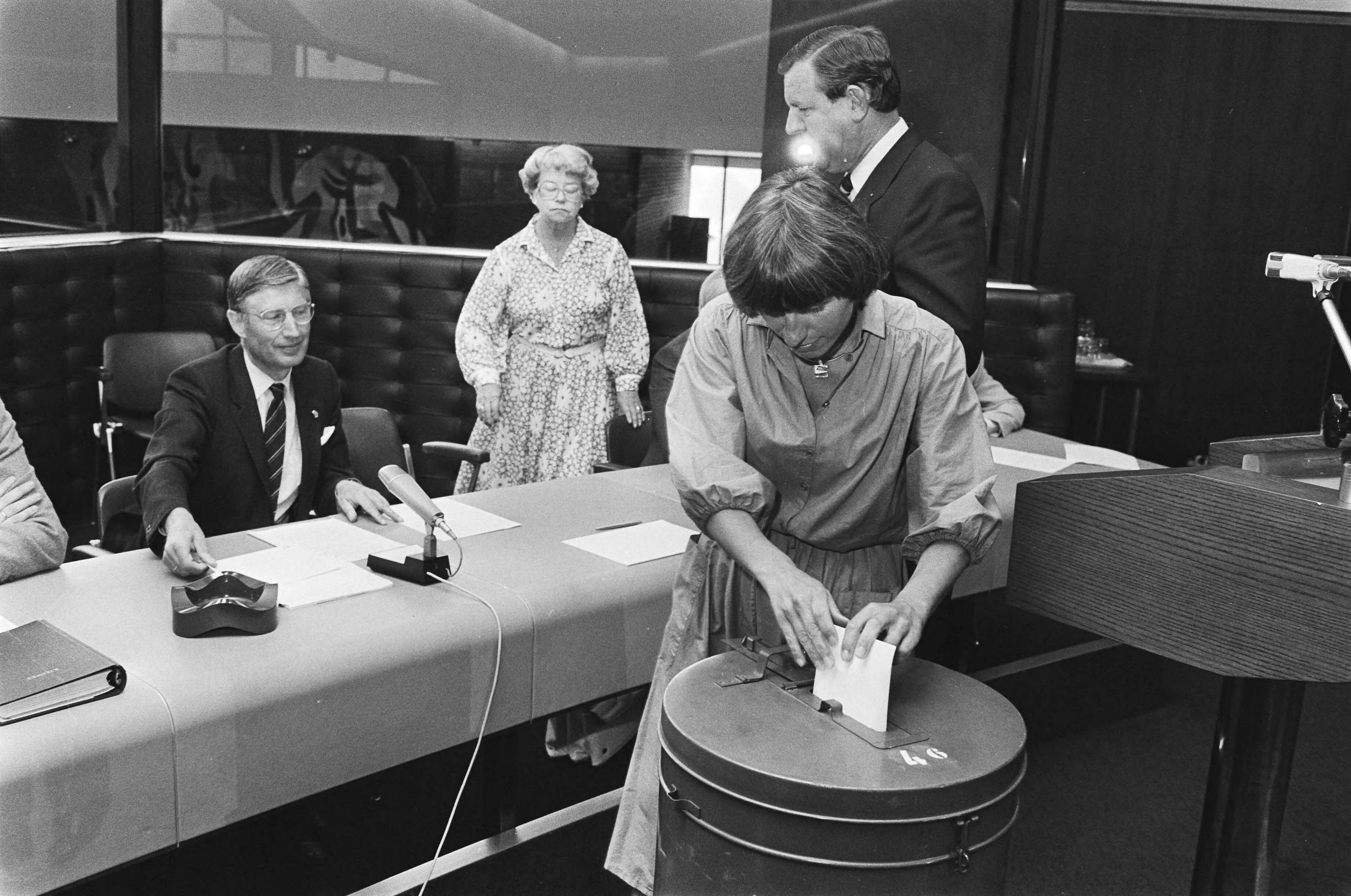 Provinciale Staten kiezen de Eerste Kamerleden, http://hdl.handle.net/10648/ad2d0b8a-d0b4-102d-bcf8-003048976d84