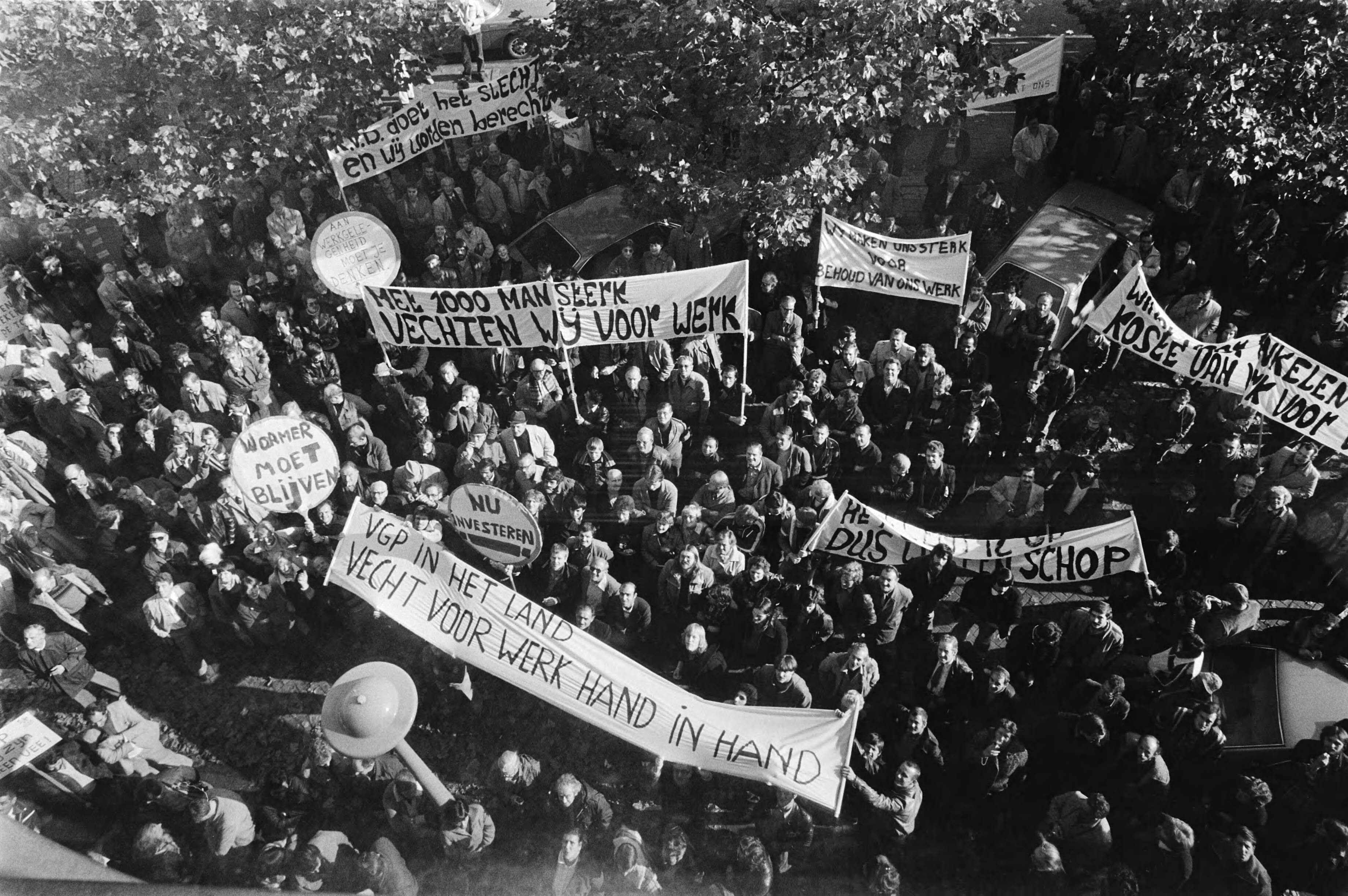 Demonstratie bij het hoofdkantoor van van Gelder met spandoeken, o.a.: "Met 1000 man sterk vechten wij voor werk", http://hdl.handle.net/10648/acd412b4-d0b4-102d-bcf8-003048976d84