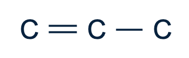 Drie C-atomen, waarbij de eerste twee verbonden zijn met een dubbele binding en de tweede en derde met een enkelvoudige binding.