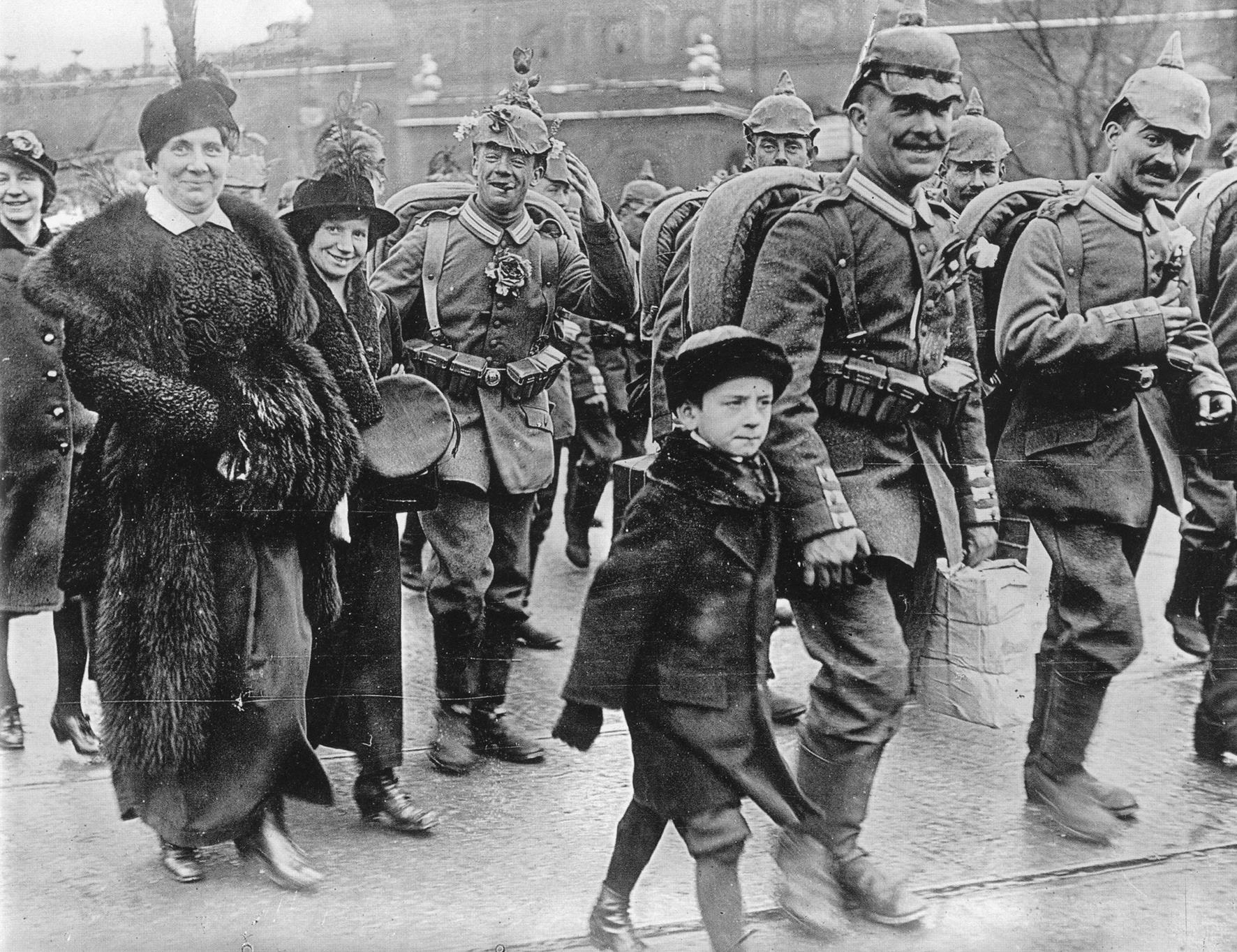 Duitse soldaten op weg naar het front