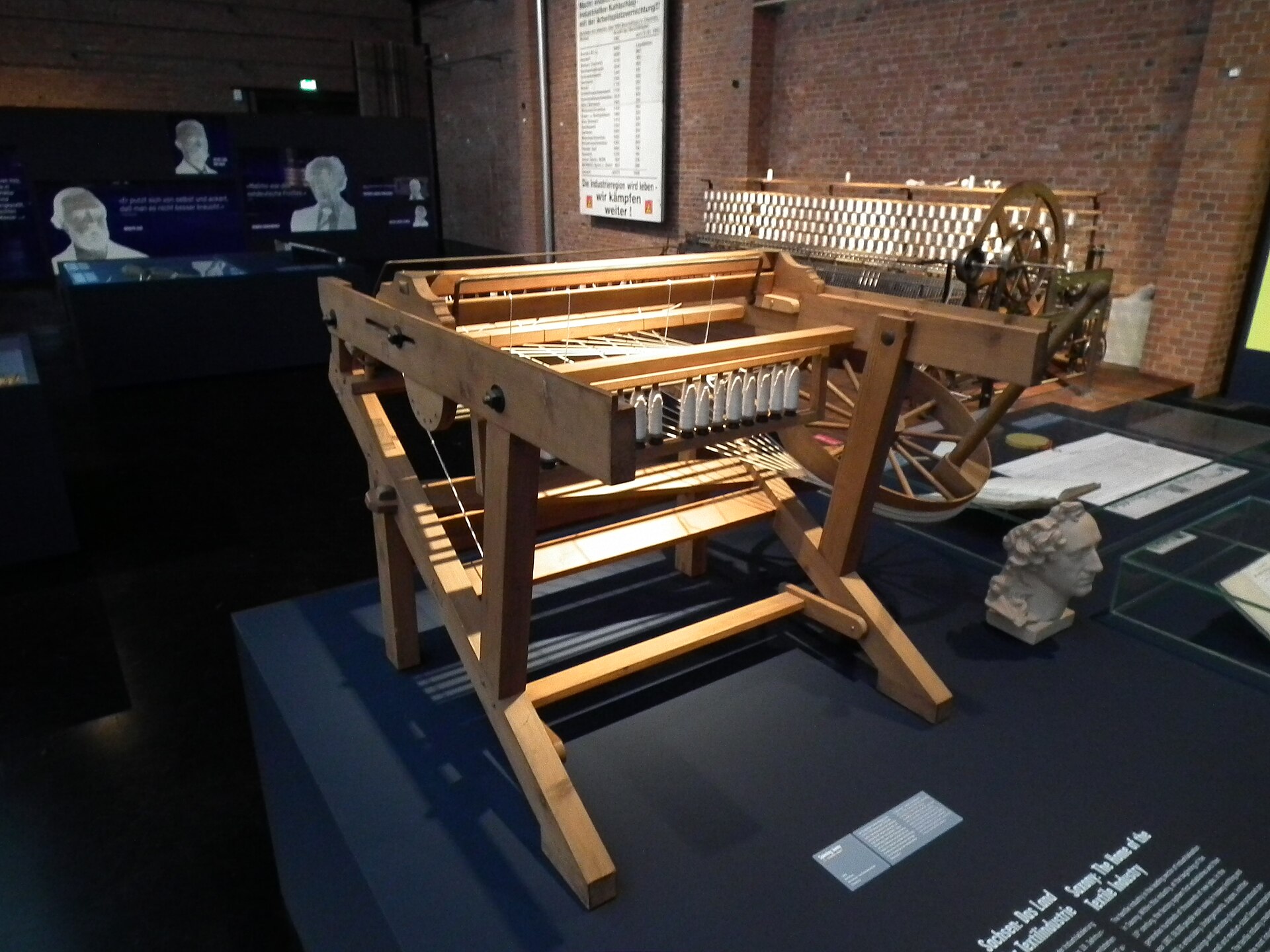 foto van Spinning Jenny in industriemuseum Chemnitz, https://commons.wikimedia.org/wiki/File:20151111_Industriemuseum_Chemnitz_006.jpg