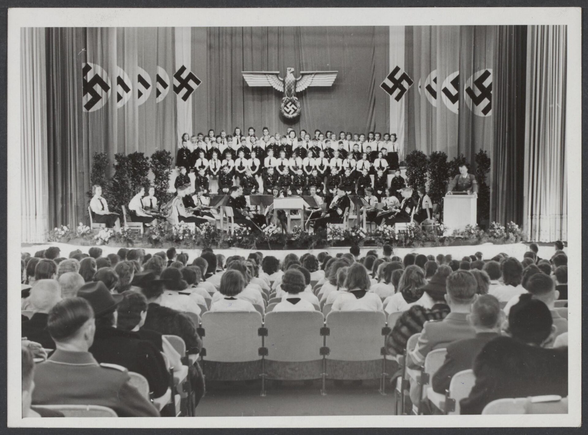 HItlerjugend in Utrecht, maart 1942, https://commons.wikimedia.org/wiki/File:HitlerJugendNL1942.jpg