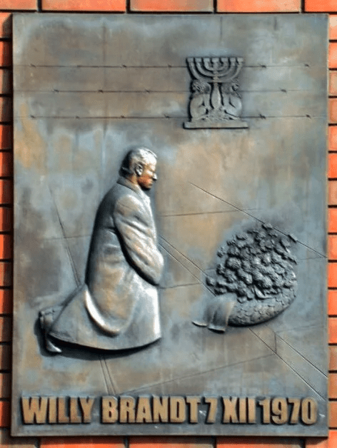 Plaquette in Warschau ter herinnering aan de ‘Warschauer Kniefall’