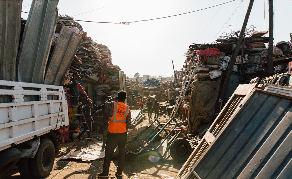 Op recyclingplaatsen worden oude materialen verzameld en gesorteerd, zodat metalen en andere grondstoffen opnieuw gebruikt kunnen worden