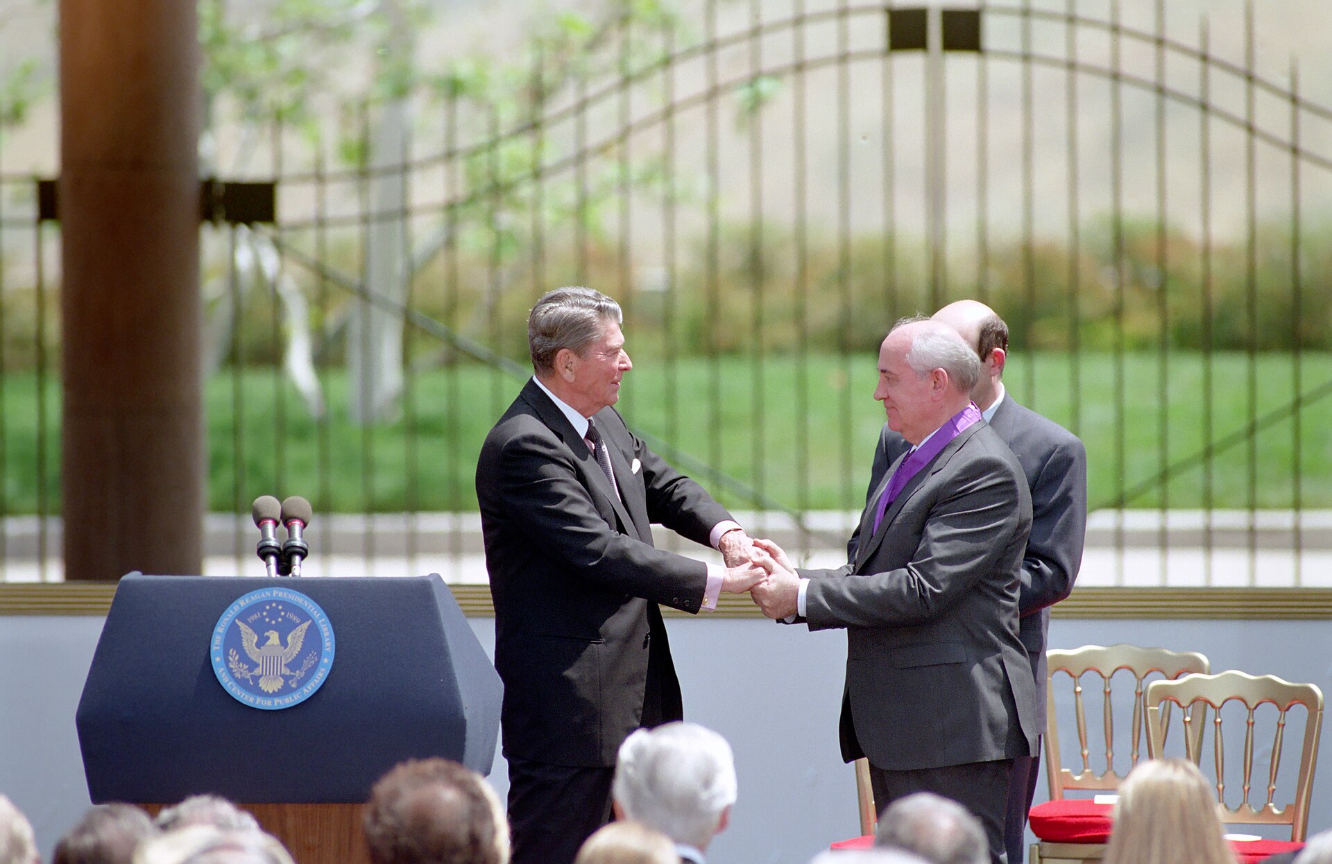 President Ronald Reagan geeft Michail Gorbatsjov een vredesmedaille, https://commons.wikimedia.org/wiki/File:President_Ronald_Reagan_presents_Reagan_Freedom_Medal_to_Mikhail_Gorbachev_at_Reagan_Library.jpg