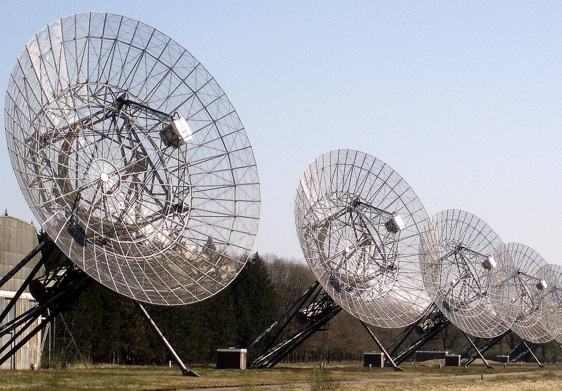 Een groep grote schotelantennes van de Westerbork Synthese Radio Telescoop (WSRT).