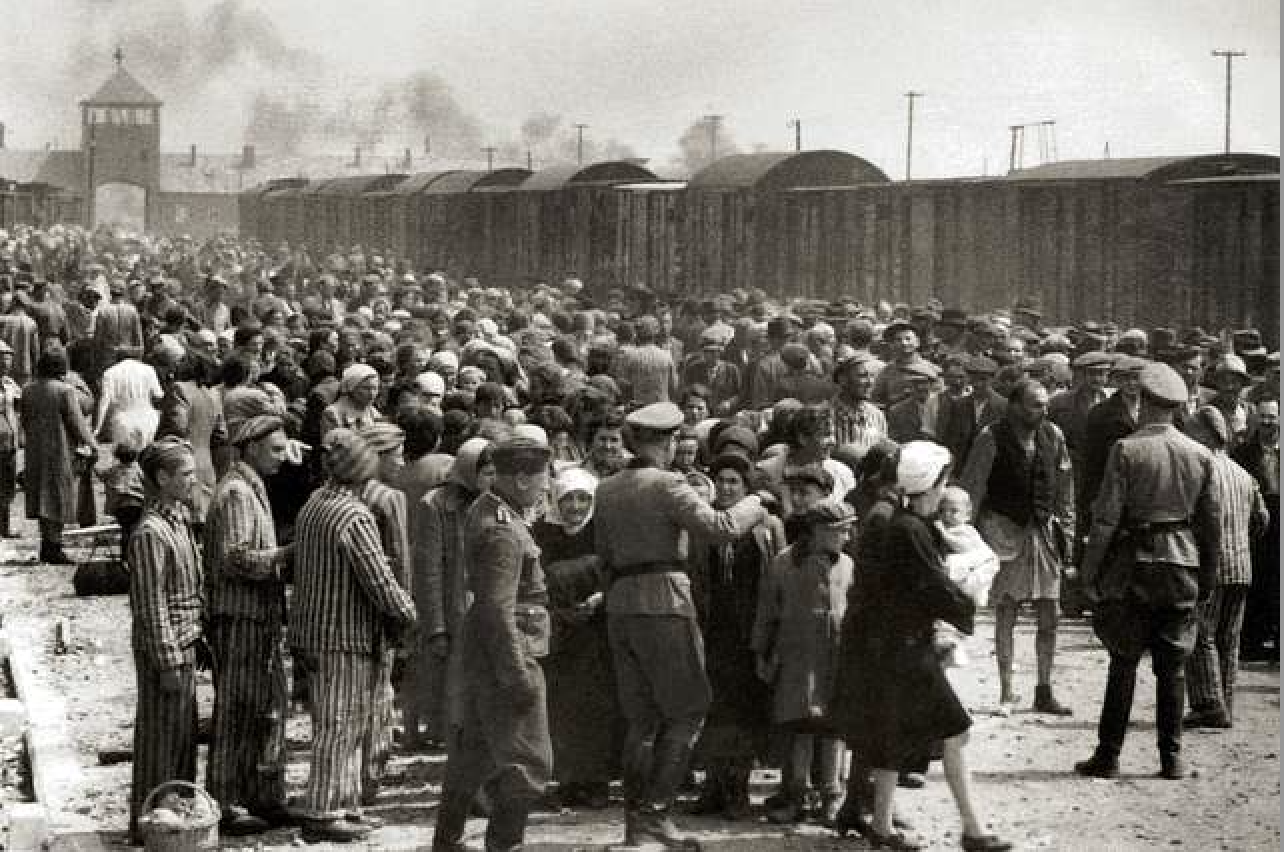 Aankomst van een transport met Hongaarse Joden in Auschwitz-Birkenau (1944). 