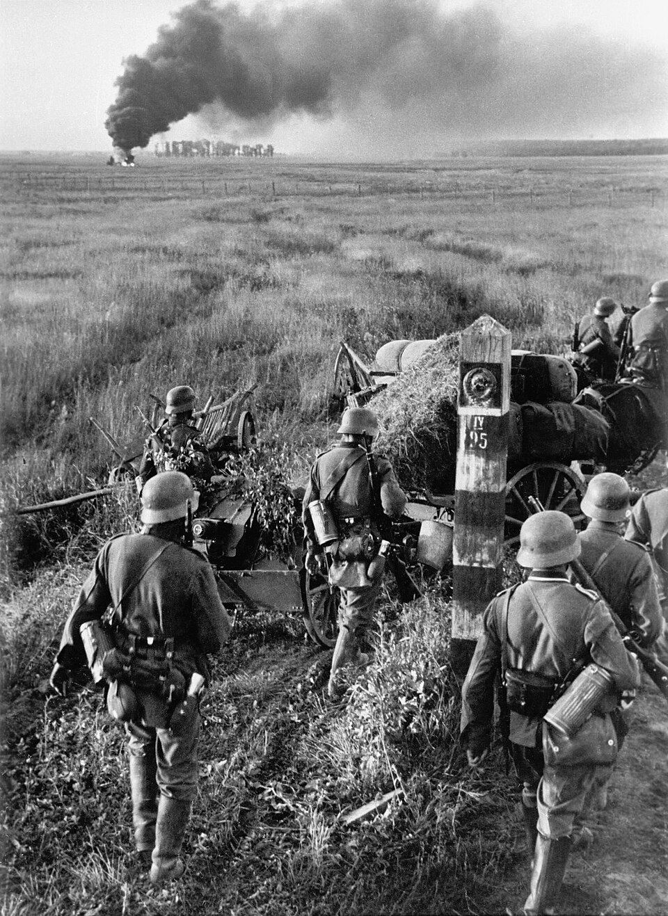 Duitse soldaten steken de Sovjet-grens over, https://commons.wikimedia.org/wiki/File:German_troops_crossing_the_Soviet_border.jpg