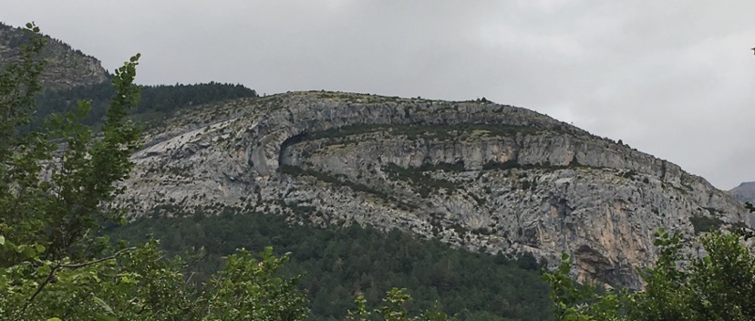 Deze afbeelding weergeeft de plooiing van een gebergte. Je ziet een overduidelijke 'opstapeling' van lagen.