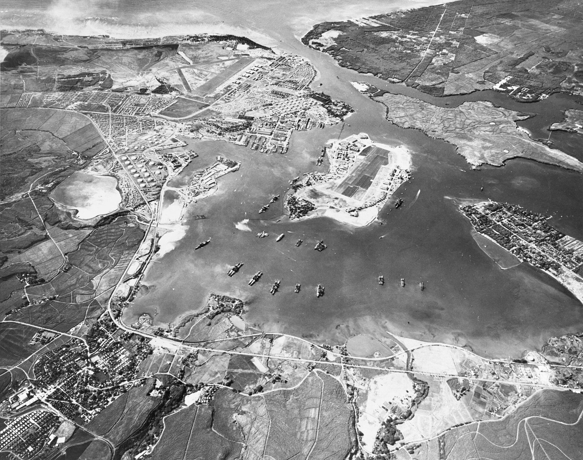 Pearl Harbor, een maand voor de aanval, https://commons.wikimedia.org/wiki/File:Pearl_Harbor_looking_southwest-Oct41.jpg