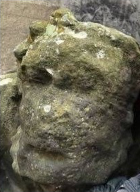 Chemische verwering van gesteente herken je aan putjes, afgesleten vormen en kleurveranderingen.
