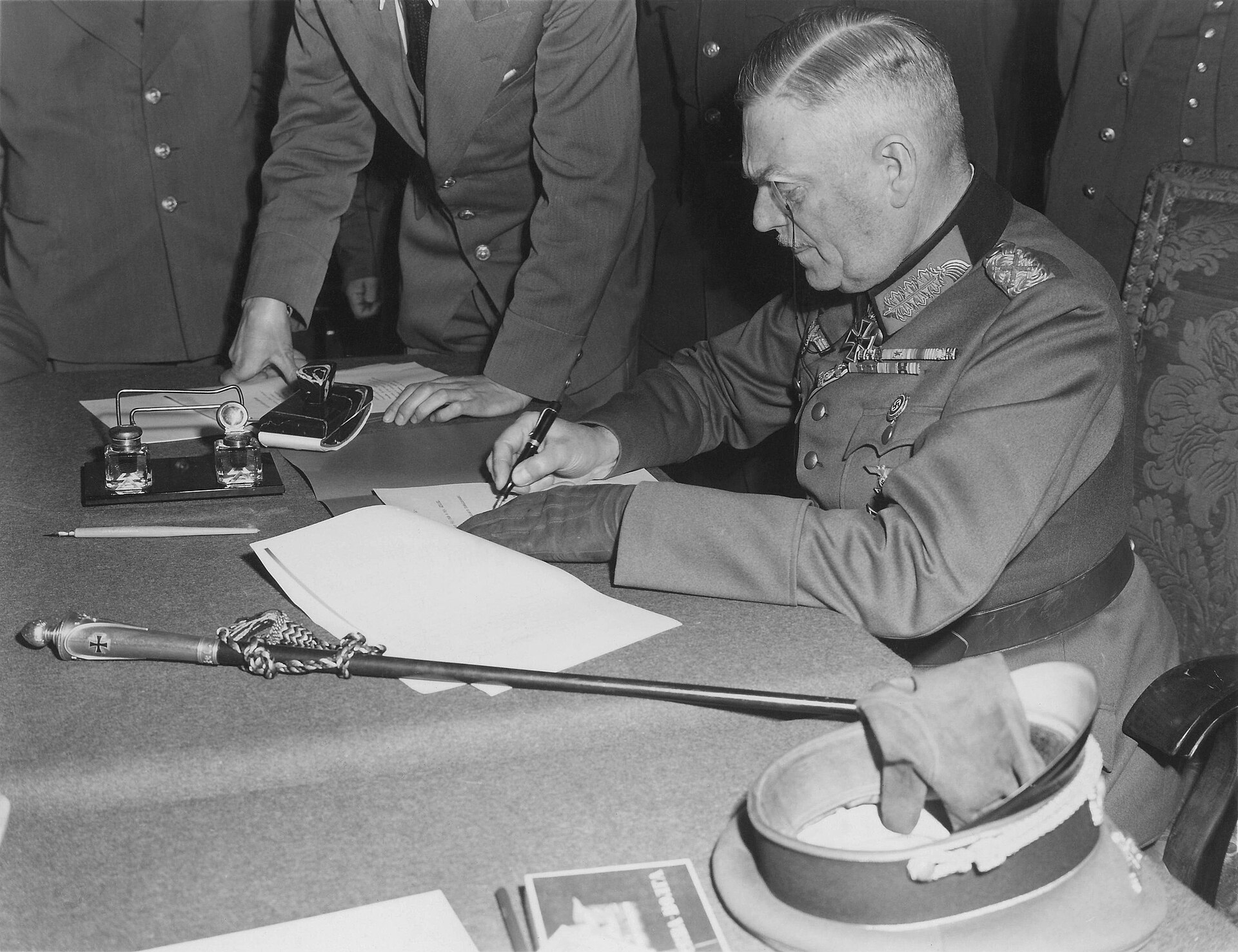 Wilhelm Keitel tekent de Duitse capitulatie aan de Sovjet-Unie in het hoofdkwartier van het Rode Leger in Berlijn, https://commons.wikimedia.org/wiki/File:The_Allied_Campaign_in_North-west_Europe,_6_June_1944_-_7_May_1945_BU5207.jpg