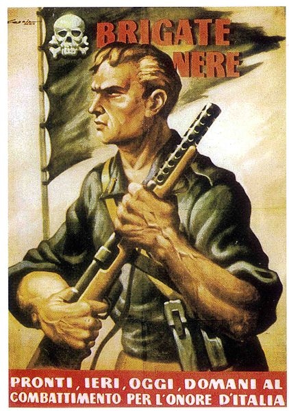 Italiaanse fascistische propaganda. Brigate Nere betekent Zwarte Brigades (ofwel de zwarthemden). Onderstaande tekst betekent als volgt: Klaar, gisteren, vandaag, morgen voor de strijd ter ere van Italië. https://commons.wikimedia.org/wiki/File:BrigateNere_manifesto_propaganda_1944.jpg