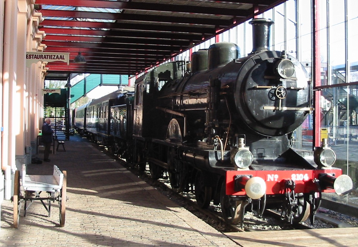 Stoomtrein in het Nederlands Spoorwegmuseum, https://commons.wikimedia.org/wiki/File:NS2104NSM.jpg